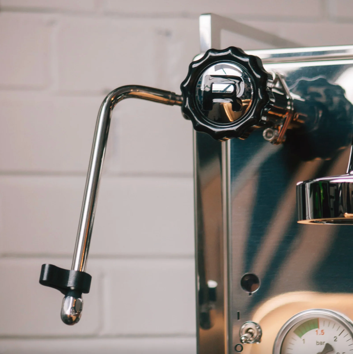 Rocket R Cinquantotto R58 espresso machine steam wand detail – professional dual boiler home espresso machine - 
Rocket R58 Cinquantotto Espresso Machine – Steam Wand Detail
Steam wand detail of the Rocket R Cinquantotto R58, engineered for barista-style milk frothing at home.